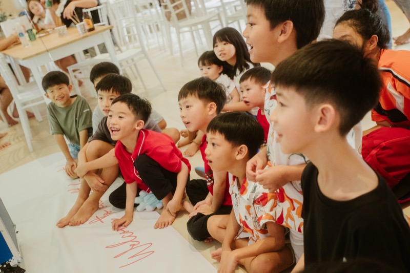 Kids party entertainment moment
