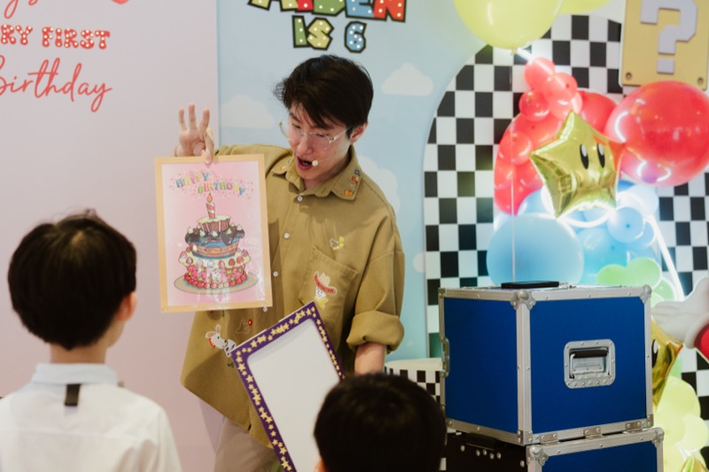 Kids party entertainment moment