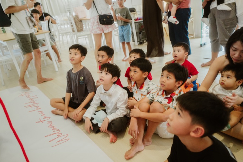 Kids party entertainment moment