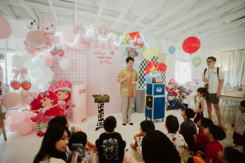 Kids party entertainment moment
