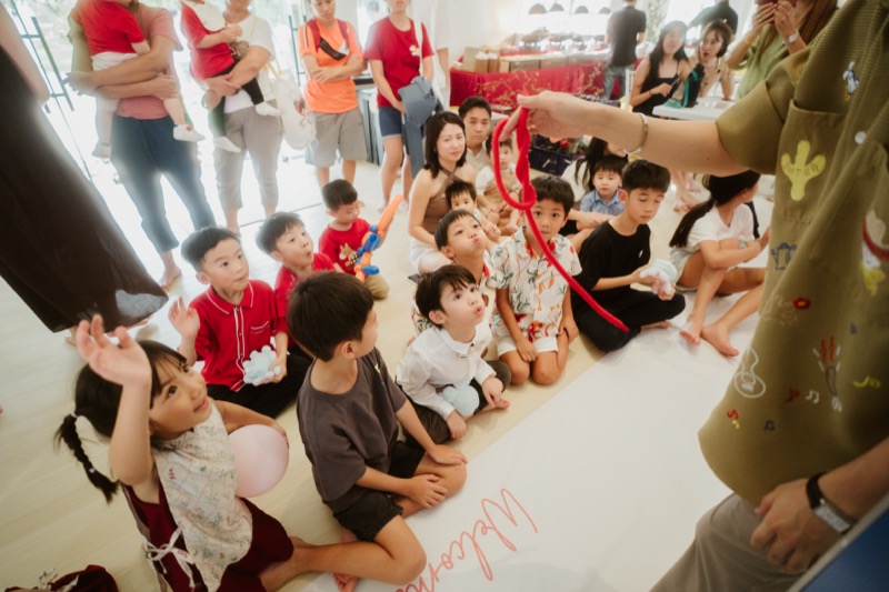 Kids party entertainment moment
