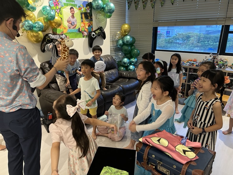 Kids party entertainment moment