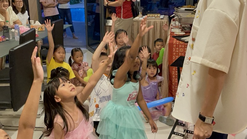 Kids party entertainment moment