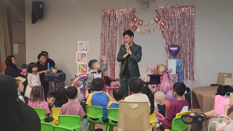 Kids party entertainment moment