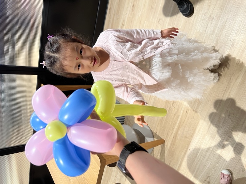 Kids party entertainment moment