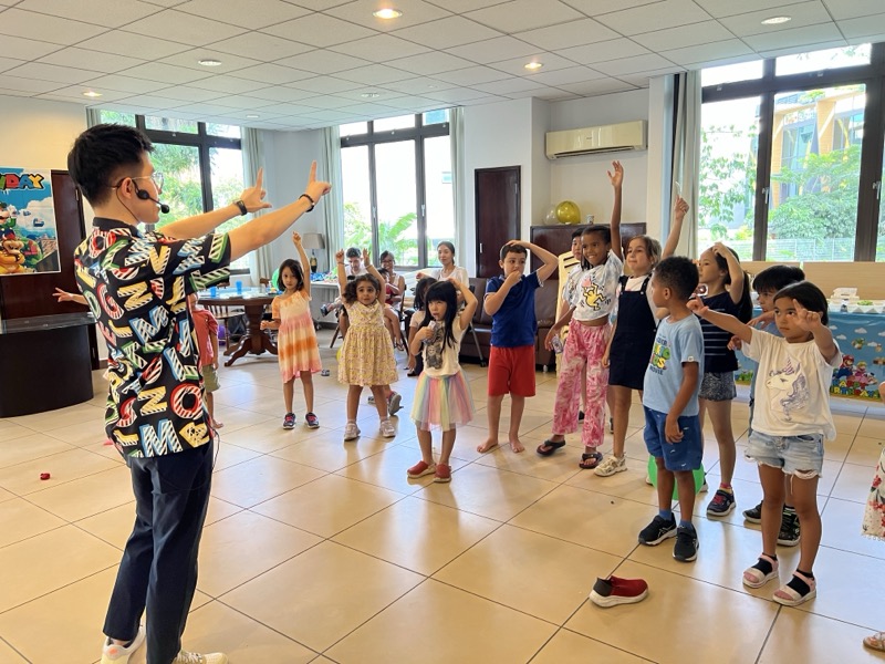 Kids party entertainment moment