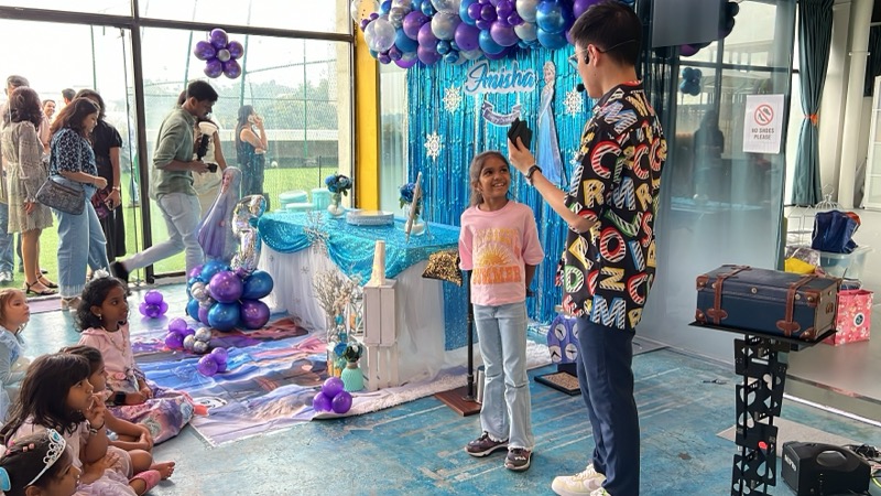 Kids party entertainment moment