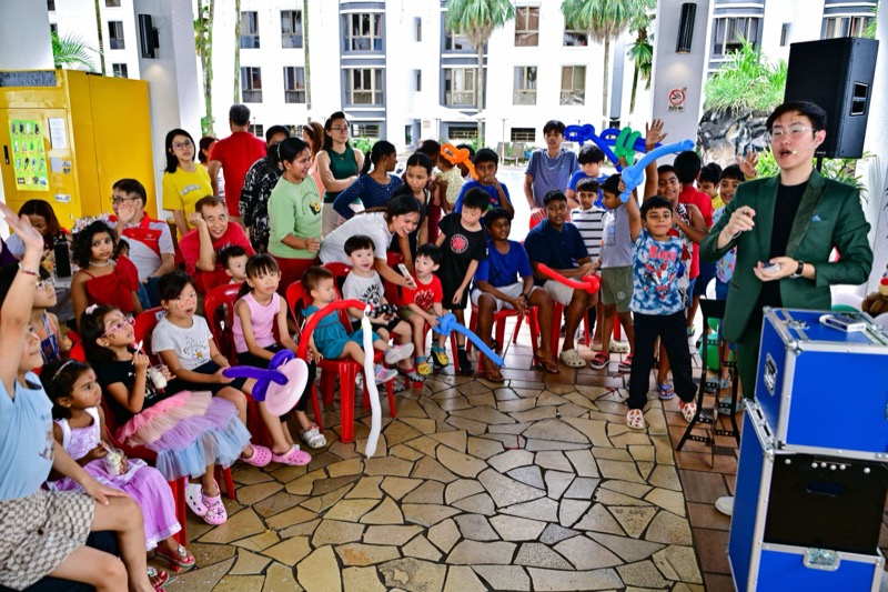 Kids party entertainment moment