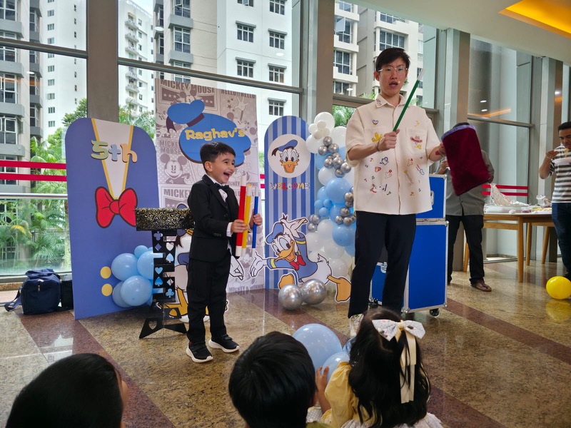 Kids party entertainment moment
